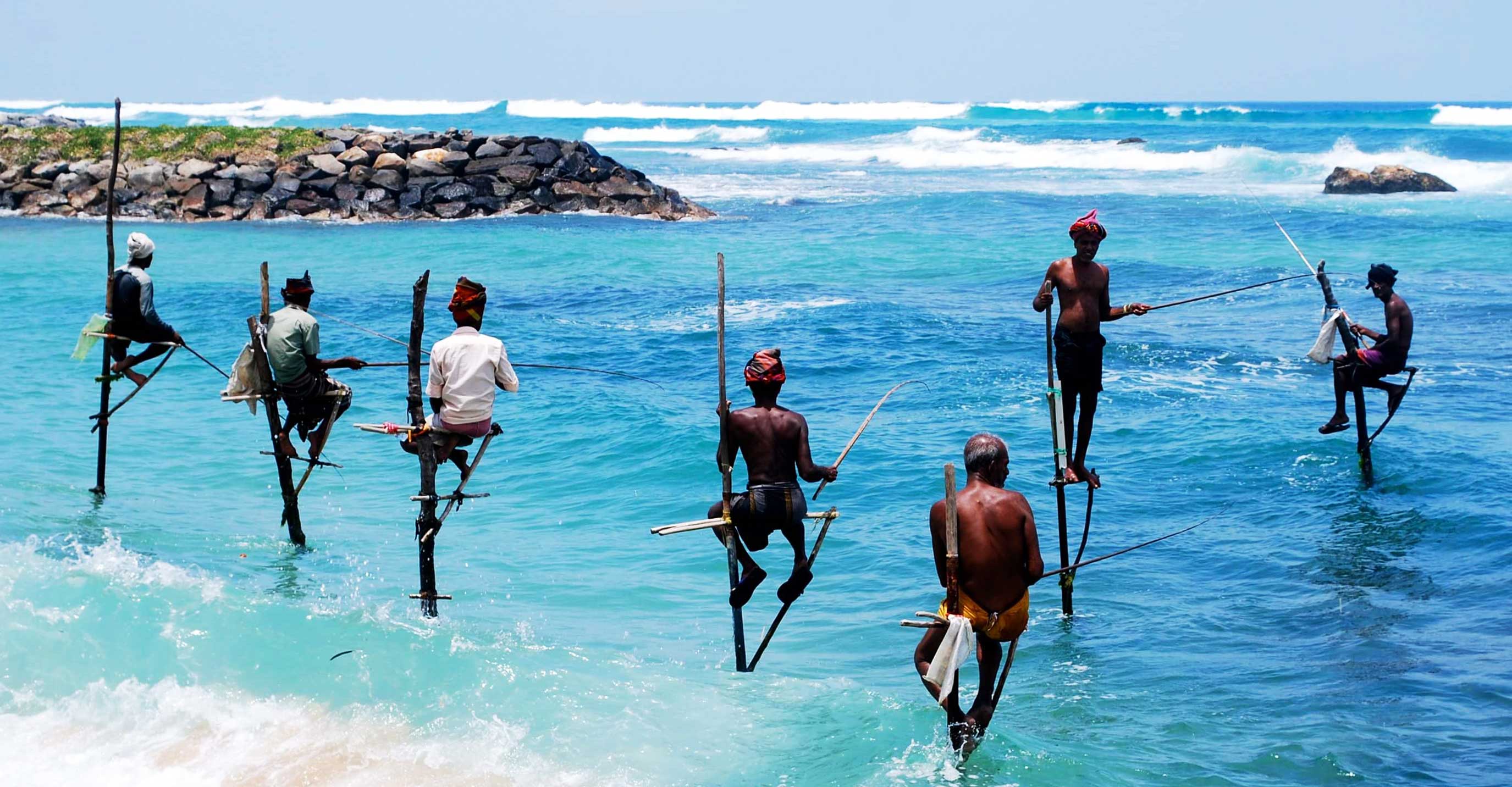 Когда ехать на шри. Велигама Шри Ланка. Шри Ланка рыбалка. Рыбаки на Шри Ланке на шестах. Рыбаки на Шри Ланке.